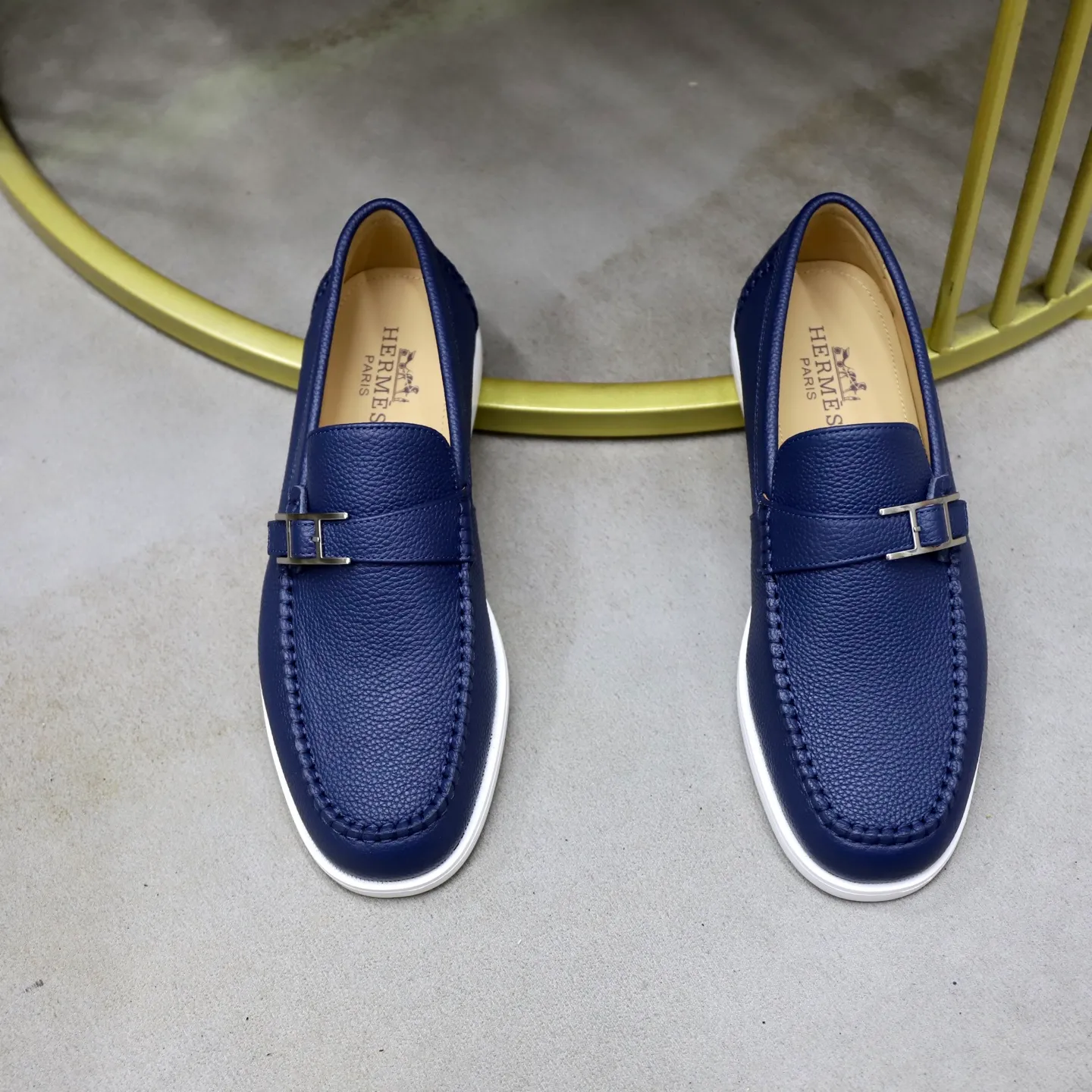 Ex-factory price: 560💰Hermès/Hermès slip-on men's shoes. This shoe is made of imported pebbled cowhide. It has simple and smooth lines and is combined with aerodynamically designed 3CM rubber foam ultra-light soles! Youthful and fashionable, classic H-shaped hardware buckle decoration, calf lining gently wraps the feet, with logo cowhide feet, casual and urban style, highlighting youthful vitality, sports and leisure version, super versatile, code number: 38-39-40-41-42-43-44 standard leather shoe size (45 can be customized but does not support returns)